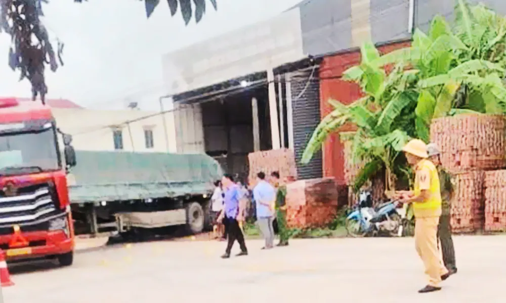 Va chạm với xe đầu kéo đang đi lùi, nam thanh niên đi xe máy tử vong