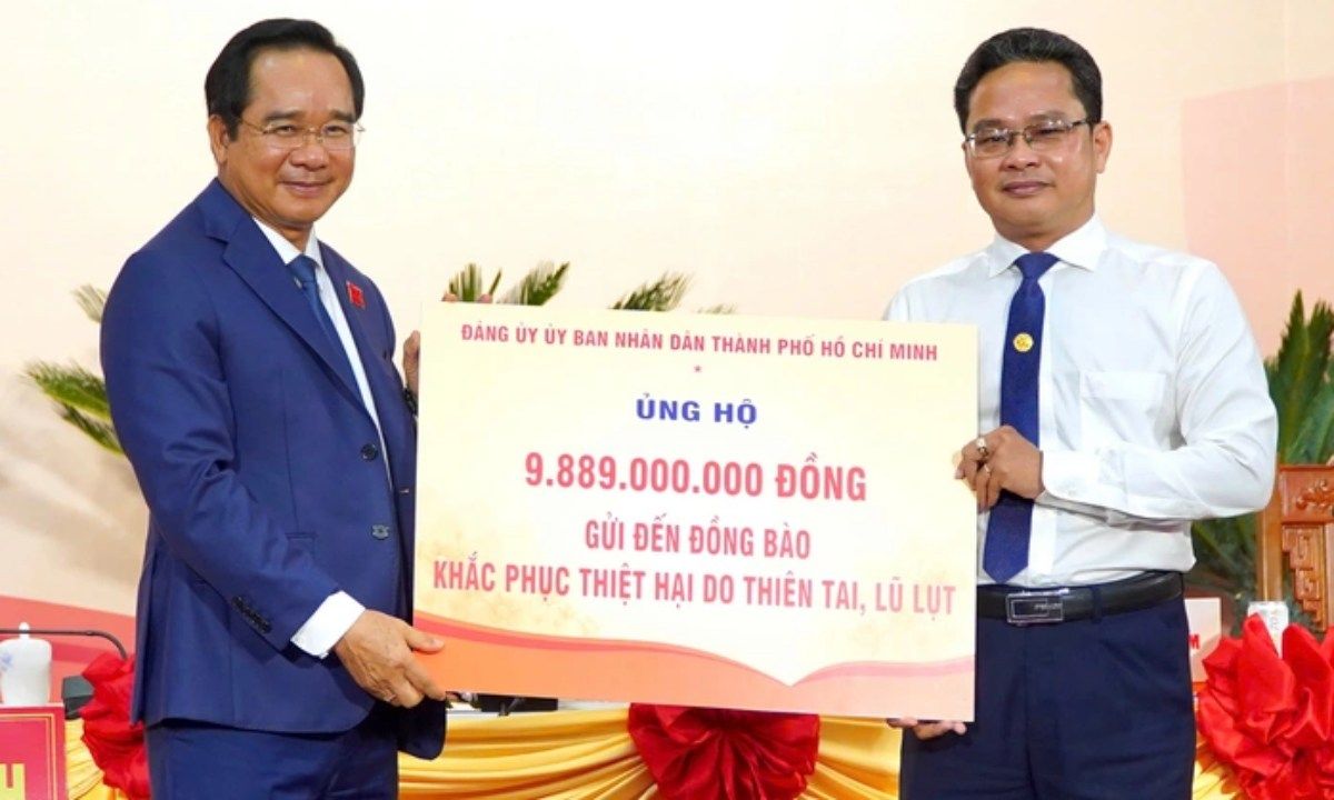 Đại biểu Đảng bộ UBND TPHCM quyên góp gần 10 tỉ ủng hộ đồng bào vùng lũ