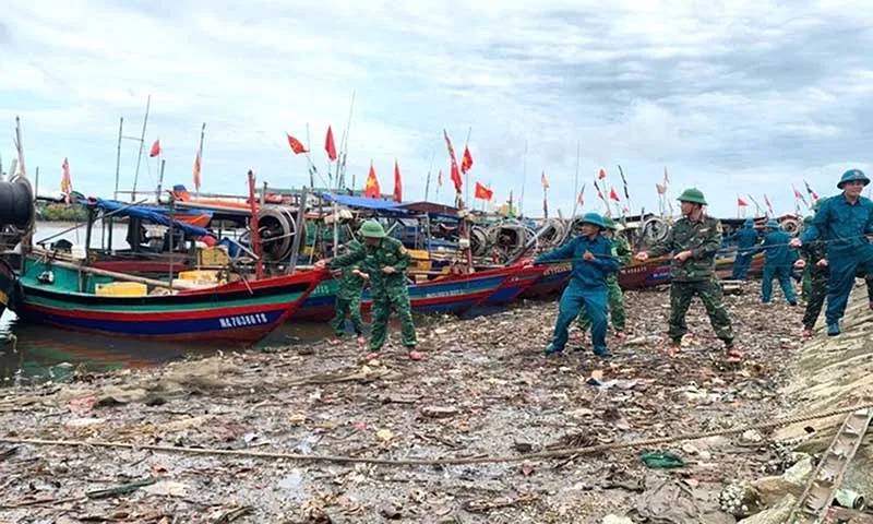 Bộ đội biên phòng giúp ngư dân đưa tàu vào gần bờ để neo đậu, đảm bảo an toàn khi bão đổ bộ