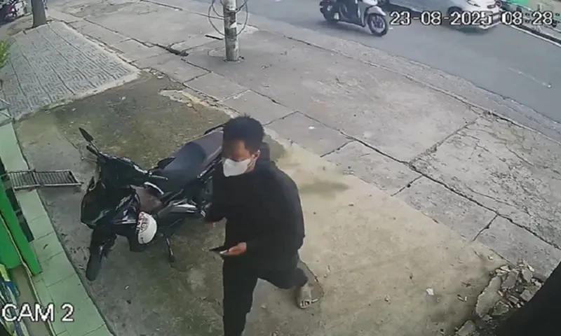 Camera ghi lại cảnh tên cướp bước vào cửa hàng - Ảnh cắt từ clip của Camera an ninh