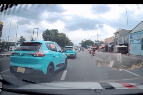 clip-taxi-cong-nghe-lang-lach-co-tinh-ep-xe-tren-cau-binh-trieu-o-tphcm-2228