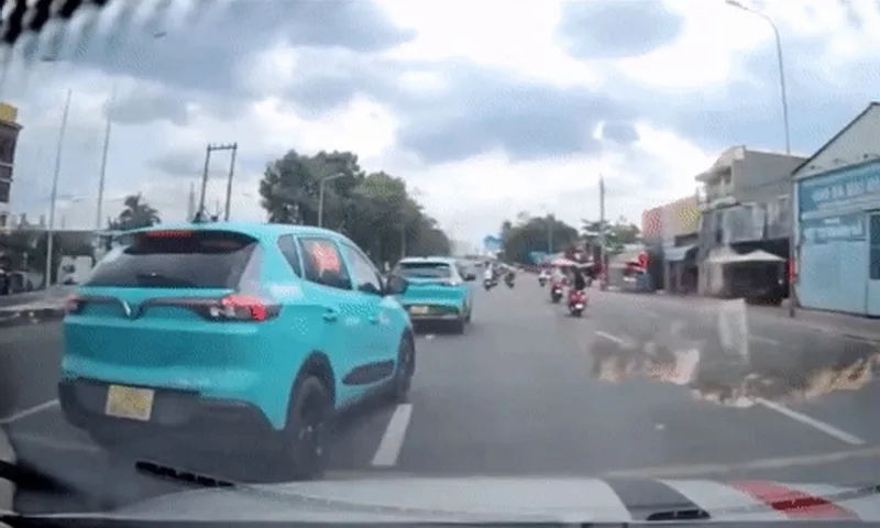 Video clip: Taxi công nghệ lạng lách, ép xe tại ngã tư Bình Triệu