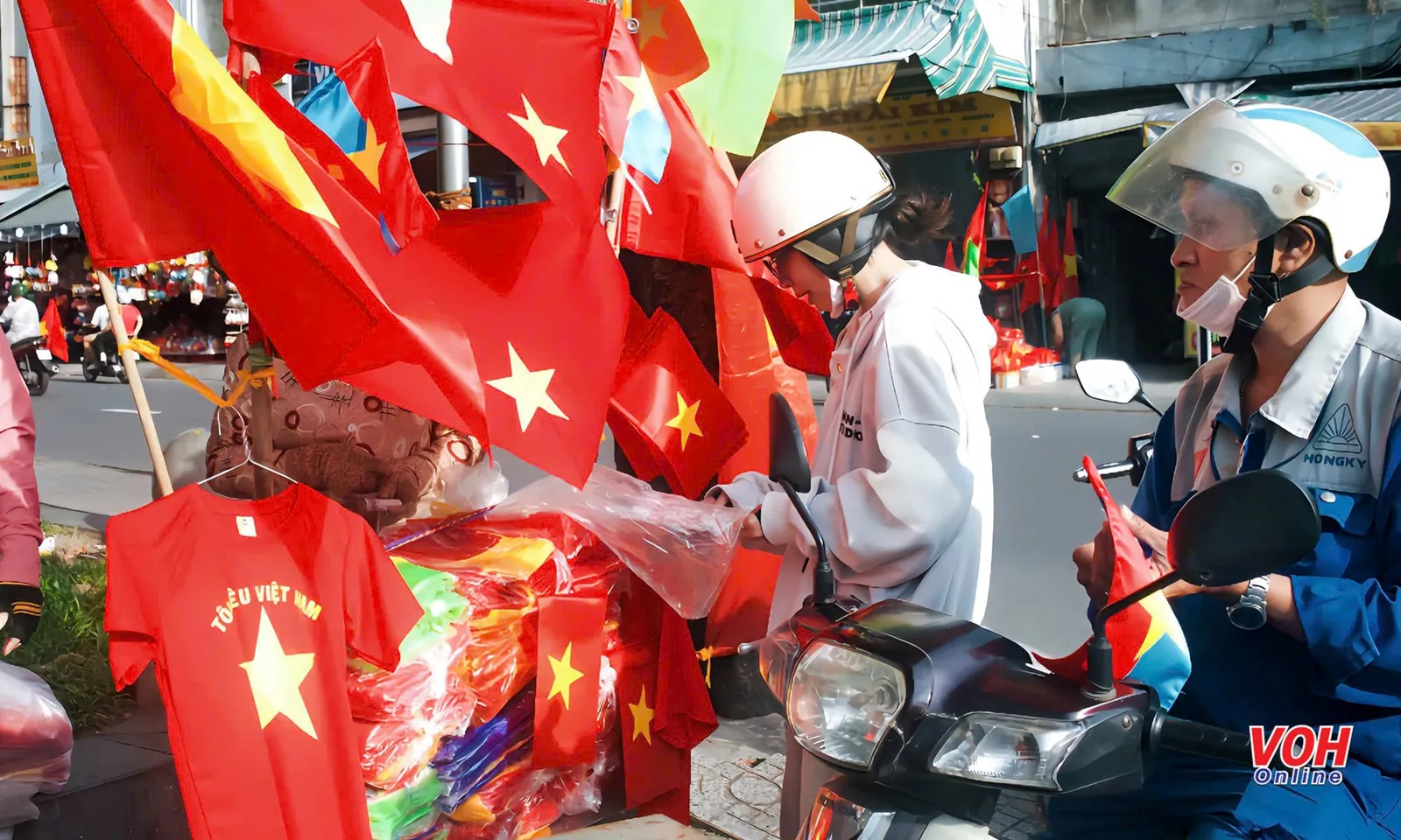 TPHCM: Áo thun, mũ cờ đỏ sao vàng liên tục “cháy hàng” trước lễ Quốc khánh 2/9