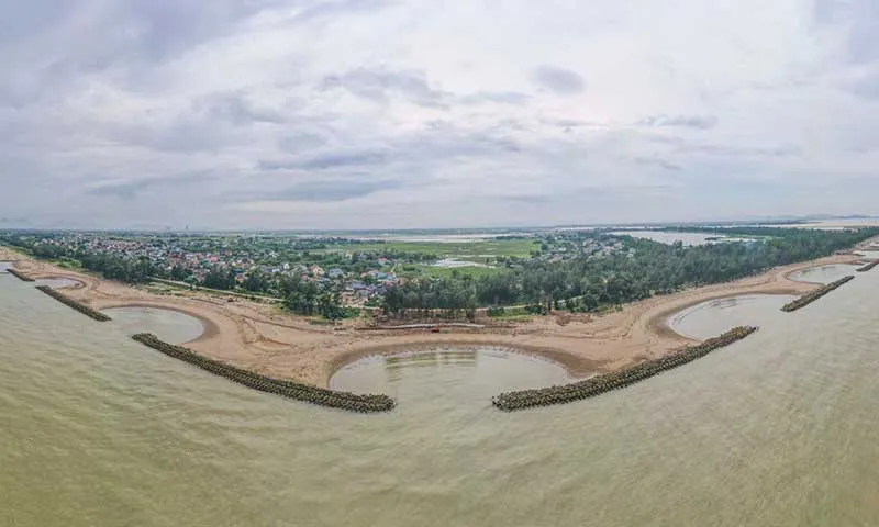 Hà Tĩnh: gia cố đê biển bảo vệ nhà dân trước bão số 5