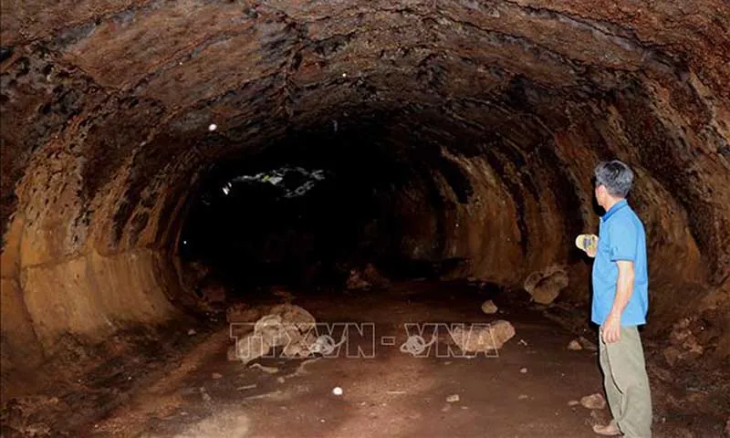 Hang dung nham có nơi cao khoảng 2 mét, rộng 3 - 4 mét. Ảnh TTXVN