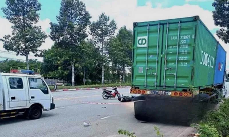 Đôi nam nữ đi xe máy lao vào đuôi xe container, cô gái tử vong tại chỗ