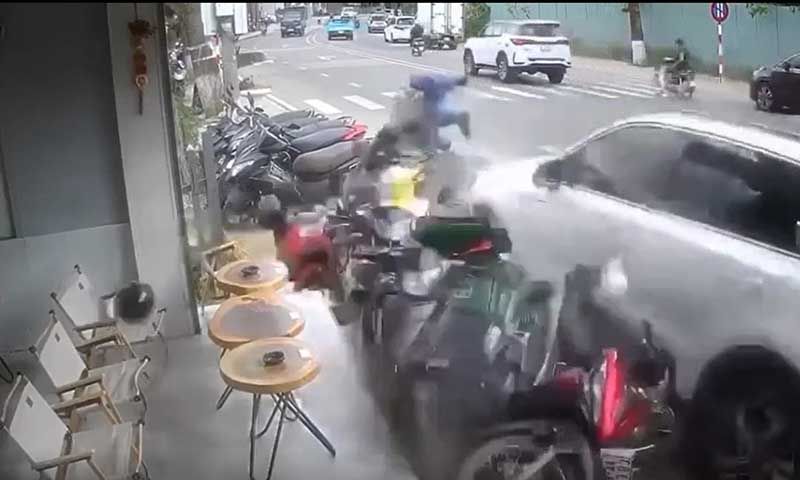 Clip: Ô tô tông hàng loạt xe máy và một người đi đường ở Đà Lạt