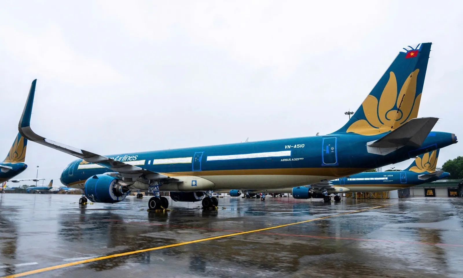 Nhiều chuyến bay bị hủy, điều chỉnh do ảnh hưởng bão số 5 (Kajiki)