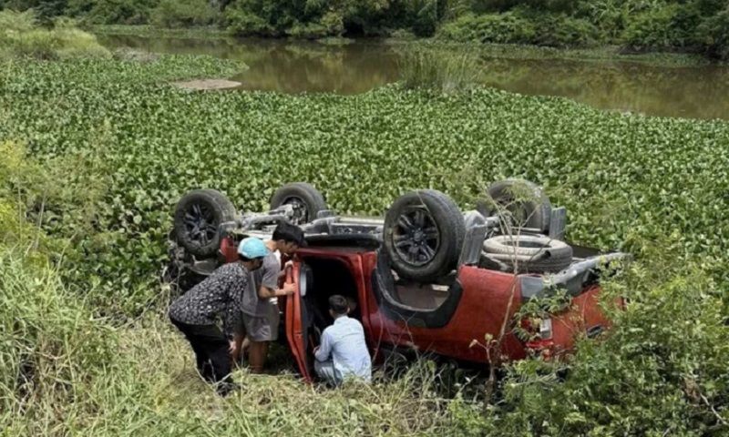 Thai phụ lái xe bán tải lao xuống sông sau khi tông hàng loạt cọc tiêu