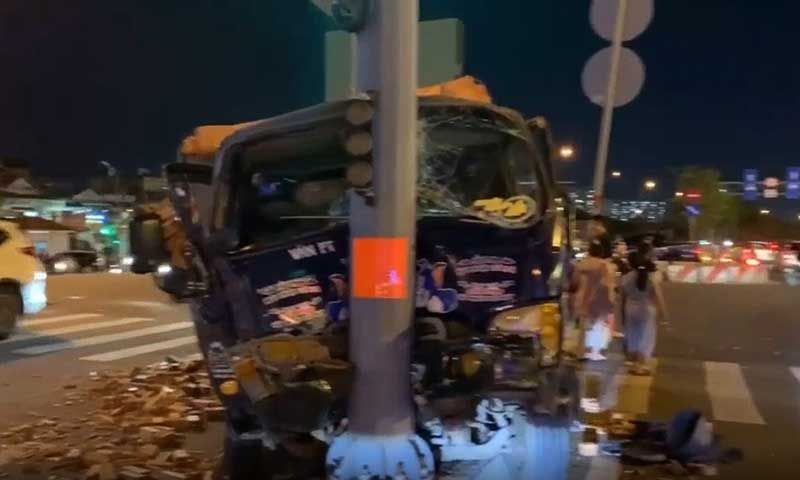 Clip: Xe tải lao vào cột đèn giao thông trên đường Phạm Văn Đồng, TPHCM
