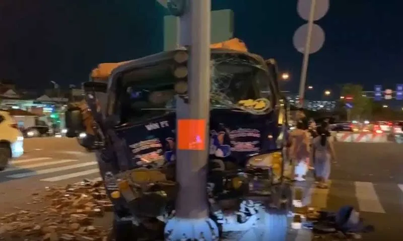 Clip: Xe tải lao vào cột đèn giao thông trên đường Phạm Văn Đồng, TPHCM