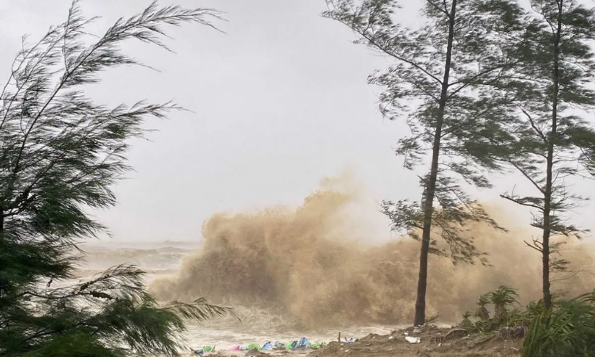 Bão số 5 gây thiệt hại nặng: 8 người bị thương, một người tử vong