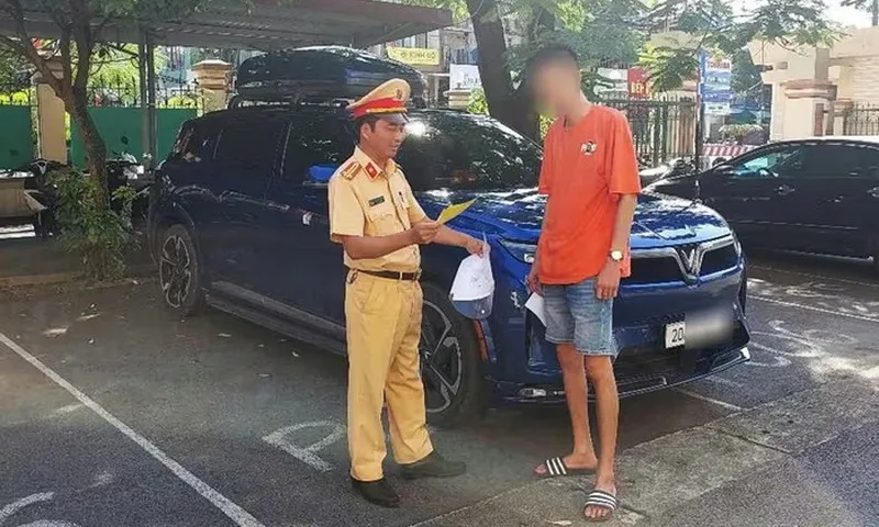 Tài xế ở Thái Nguyên bị phạt vì tự ý lắp đèn ưu tiên trên ô tô