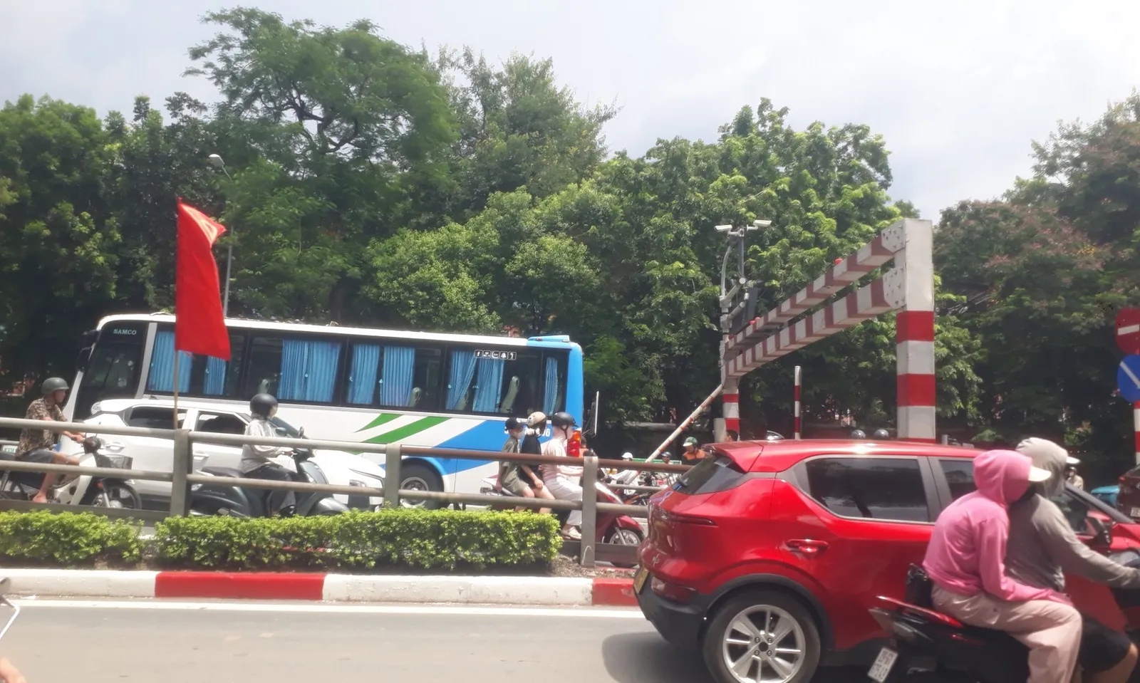 Hà Nội: Xe khách 29 chỗ đi vào cầu vượt Thái Hà, vướng vào thanh giới hạn chiều cao
