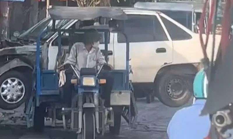 TPHCM: Tịch thu xe ba gác chở vỏ ô tô gây ùn tắc giao thông