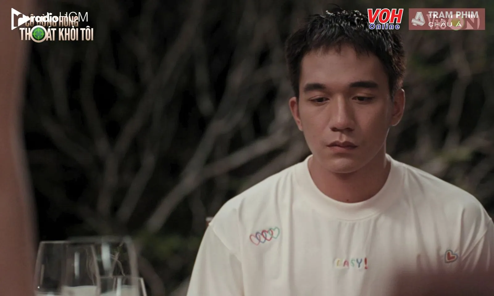 Đỗ Nhật Hoàng “chết đứng” trước ánh mắt của Thúy Ngân trên phim trường