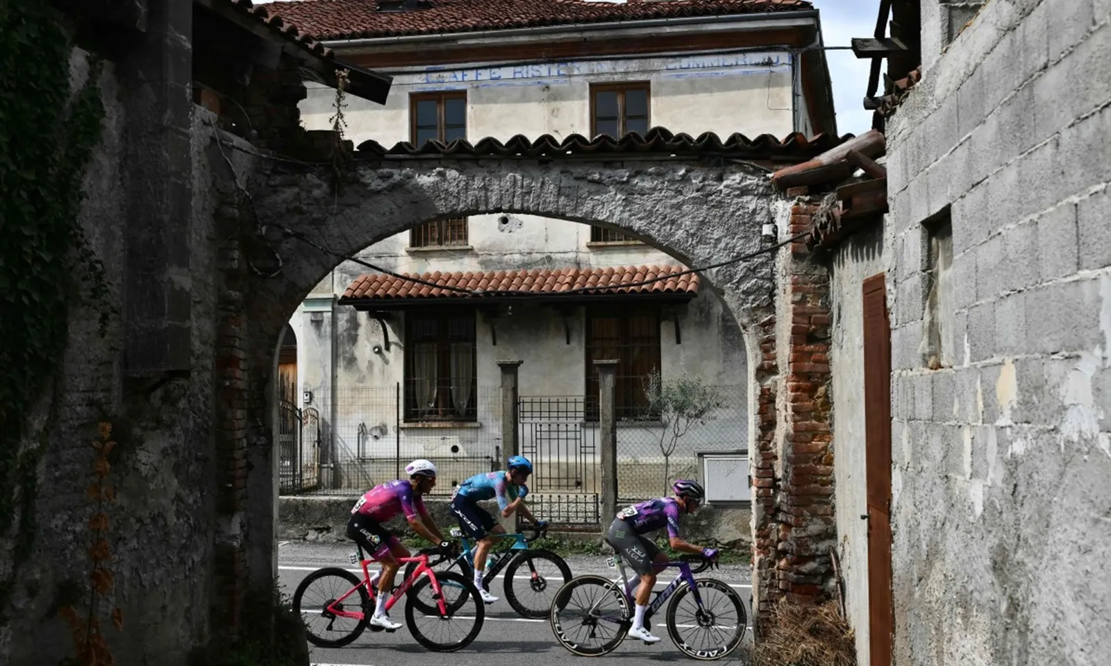 Tai nạn ở giải đua xe đạp Vuelta: 1 tay đua tuổi teen tử vong, 17 tay đua nhập viện