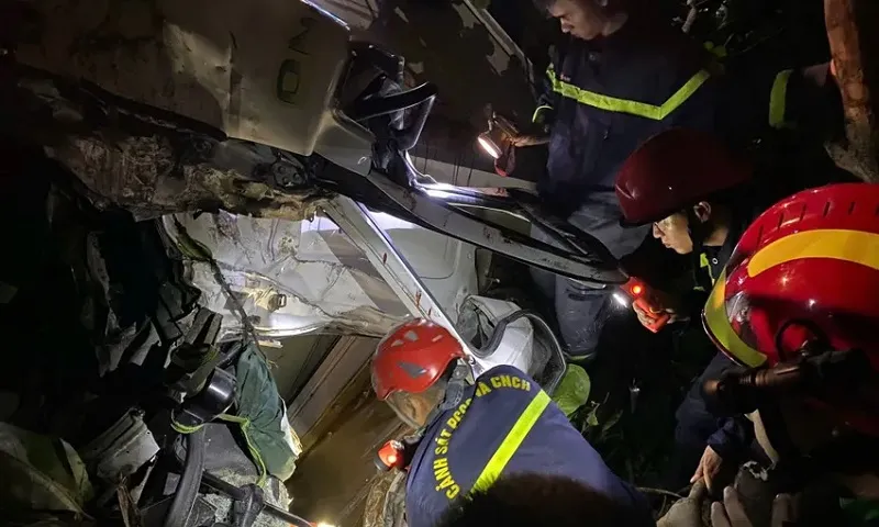 Đắk Lắk: Giải cứu tài xế bị mắc kẹt trong cabin sau tai nạn nghiêm trọng