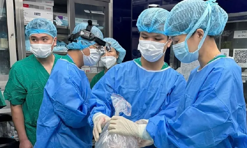 Nhờ CSGT, xe cấp cứu vượt dòng người, kịp ca ghép tim 