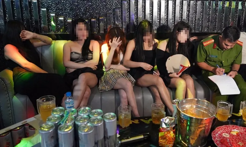 Thanh Hóa: Phát hiện cơ sở karaoke nuôi 38 nhân viên nữ trong ký túc xá riêng 