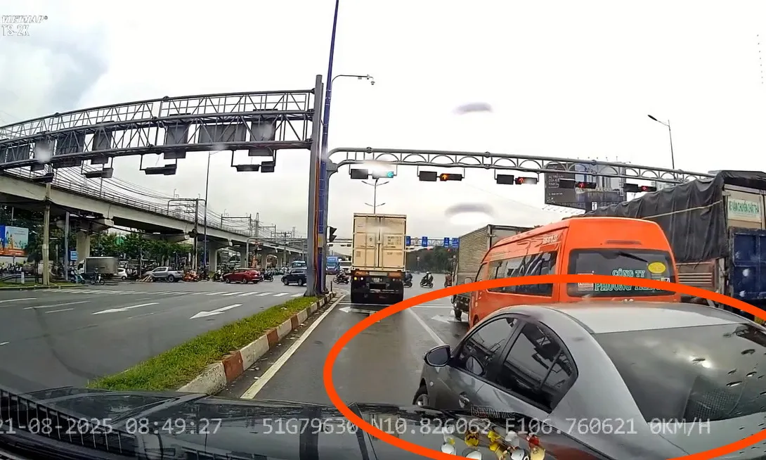 Video clip: Tài xế Mazda giành đường gây va chạm trên đường Võ Nguyên Giáp