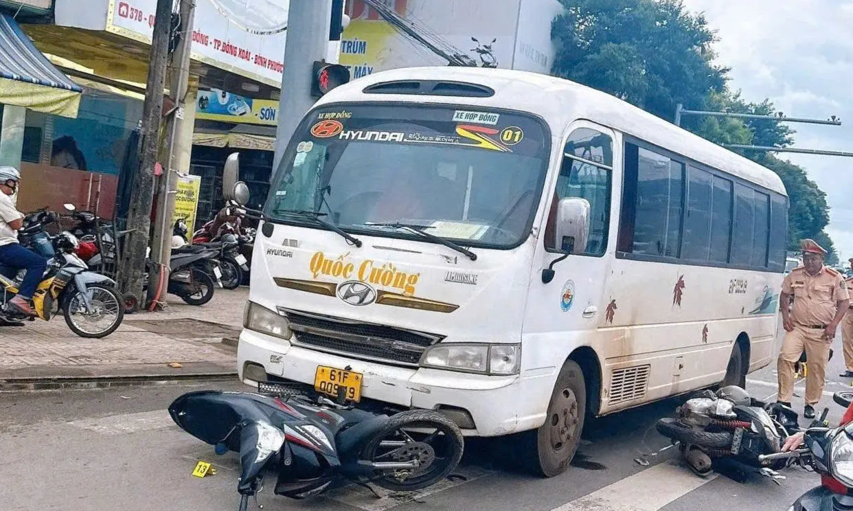 Xe khách tông loạt xe máy dừng đèn đỏ ở Đồng Nai, một người bị thương
