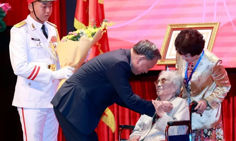 Tổng Bí thư Tô Lâm trao danh hiệu Anh hùng Lao động cho bà Nguyễn Thị Bình