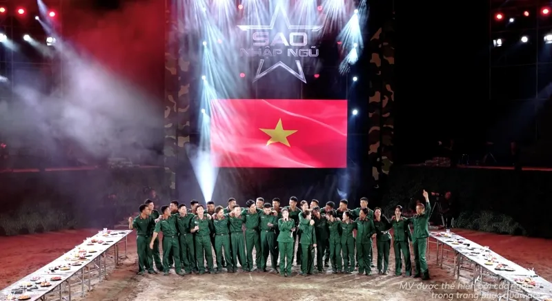 trang-phap-ca-vang-trong-niem-han-hoan-khi-khoac-len-bo-quan-phuc-cua-sao-nhap-ngu 20250825-155226-11