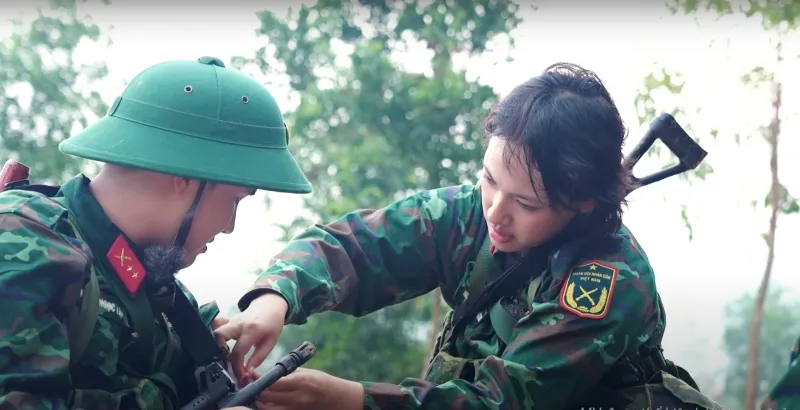 trang-phap-ca-vang-trong-niem-han-hoan-khi-khoac-len-bo-quan-phuc-cua-sao-nhap-ngu 20250825-155226-12