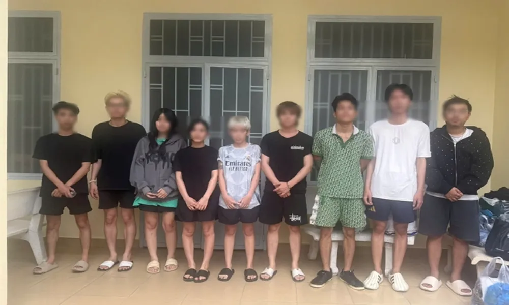 Phát hiện hàng chục bình N₂O trong hai quán bar ở Bùi Viện, nhiều bị can bị khởi tố