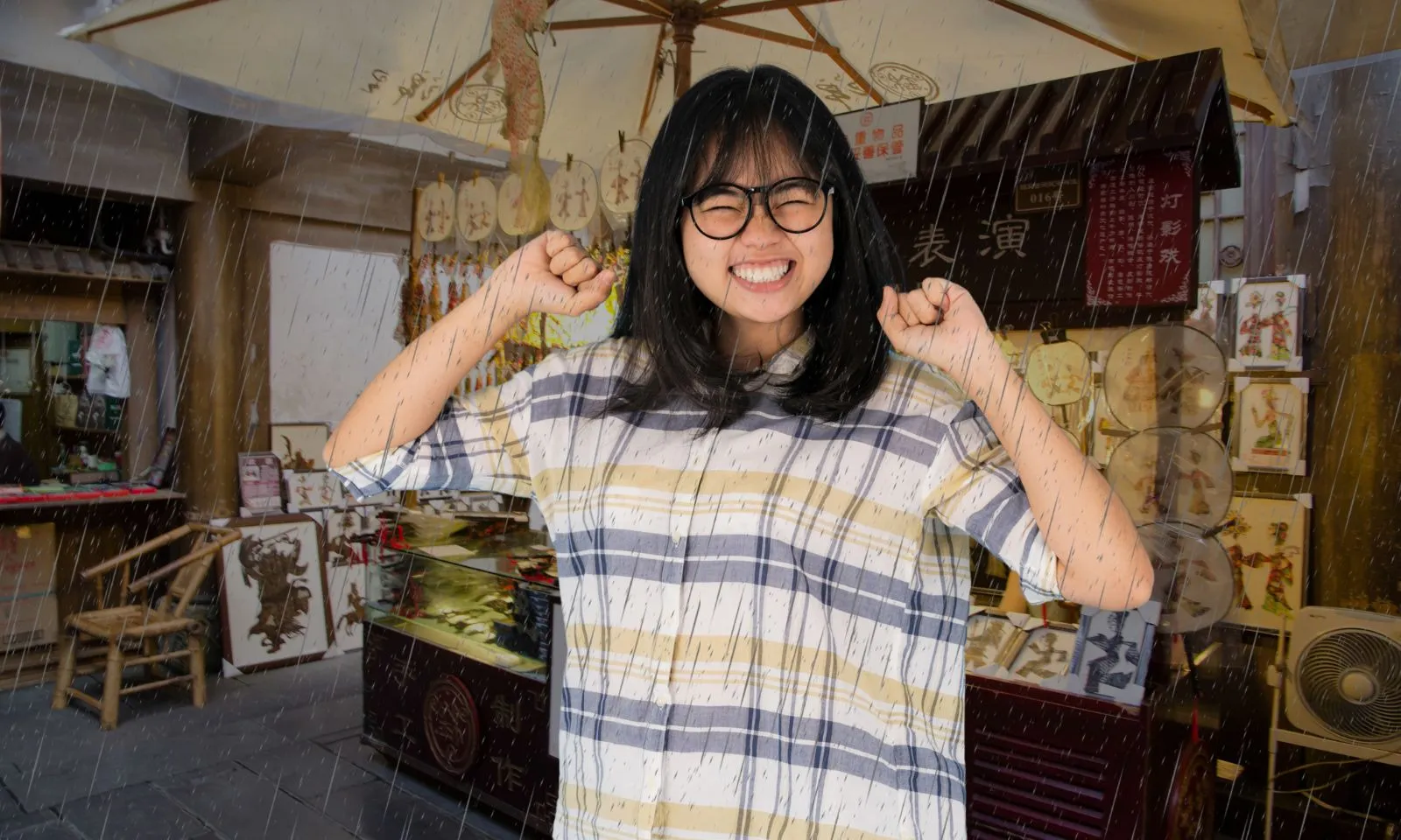 Tiện tay mua vé số trong lúc trú mưa, người phụ nữ trúng tiền tỷ