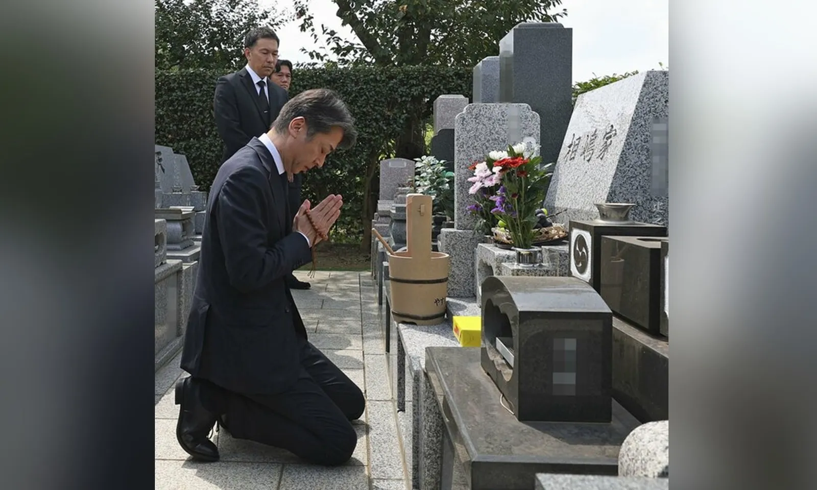 Cảnh sát, công tố viên quỳ gối xin lỗi trước mộ người đàn ông bị buộc tội oan