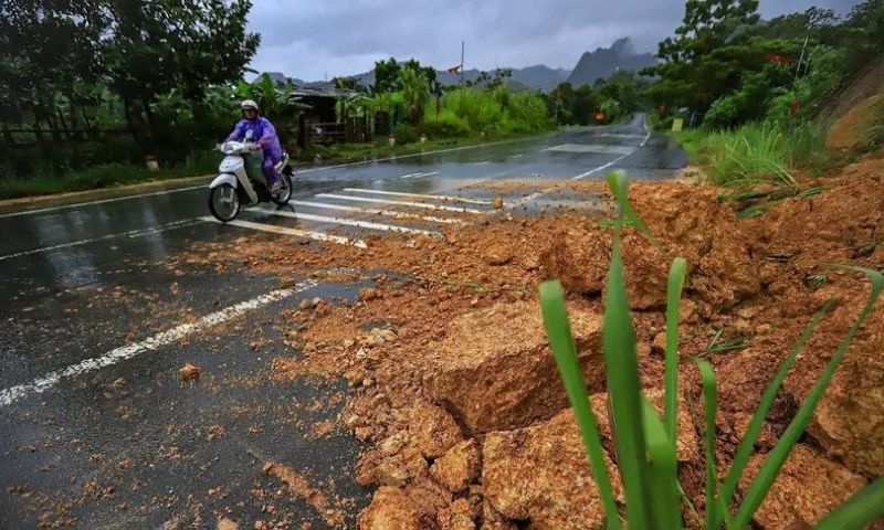 Sạt lở tuyến 433, cô lập nhiều xã vùng cao Phú Thọ