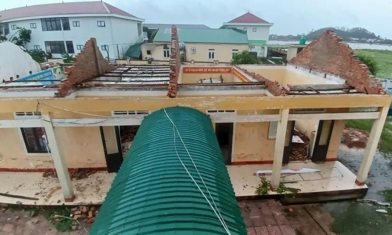 Hơn 7.400 nhà bị tốc mái, ngập nước tại Hà Tĩnh