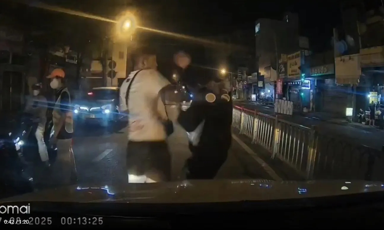 Khởi tố nghi phạm “tung cước” giữa phố làm tài xế taxi gãy sống mũi