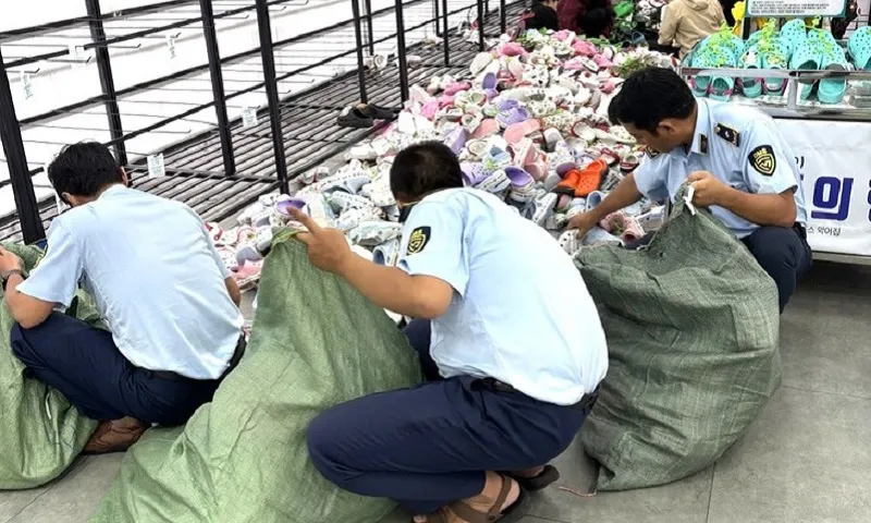 Đội quản lý thị trường số 8 thu giữ hàng ngàn đôi dép nghi giả mạo thương hiệu - Ảnh Đội quản lý thị trường số 8