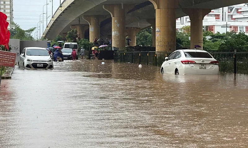 Sáng 26/8, đường phố ở Hà Nội ngập sâu, kích hoạt các trạm bơm hết công suất