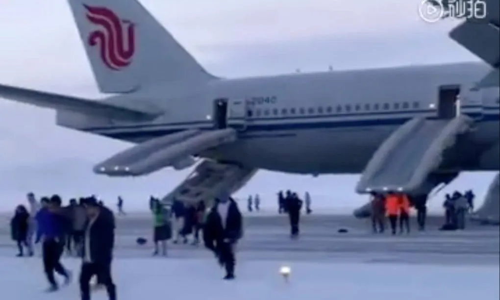 Máy bay Trung Quốc chở 265 người hạ cánh khẩn cấp vì sự cố động cơ