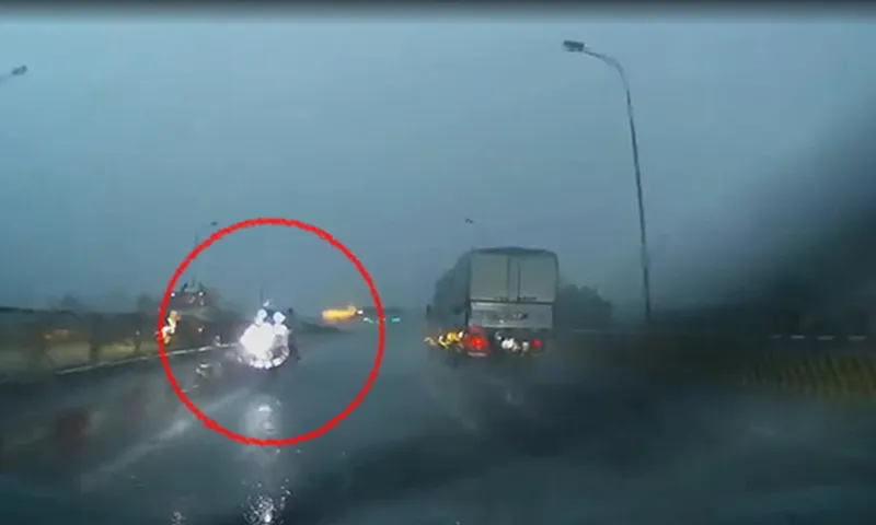 Nguy hiểm: Hai xe máy chạy ngược chiều trong mưa trên cao tốc