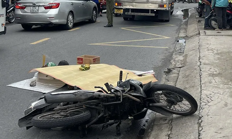 Hiên trường vụ tai nạn tài xế xe ôm tử vong tại chỗ
