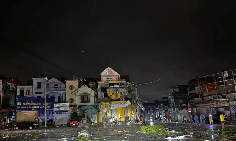 Lốc xoáy ở Ninh Bình khiến 1 người chết, hơn 200 nhà bị sập 