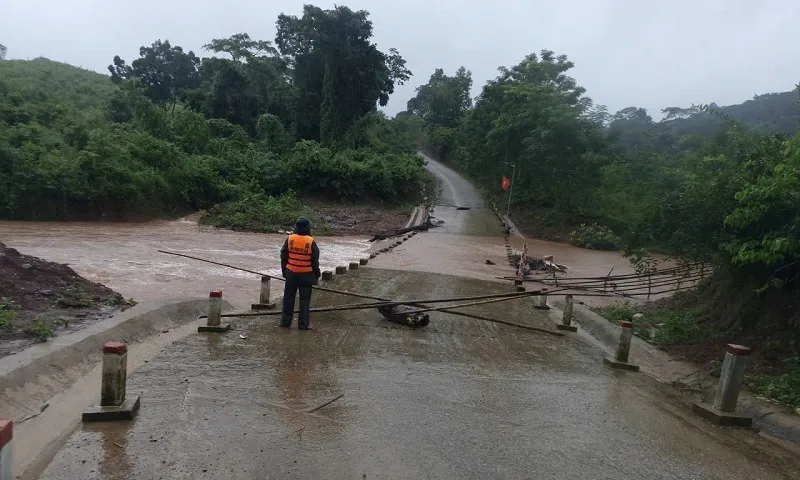 mưa bão chia cắt tỉnh QT