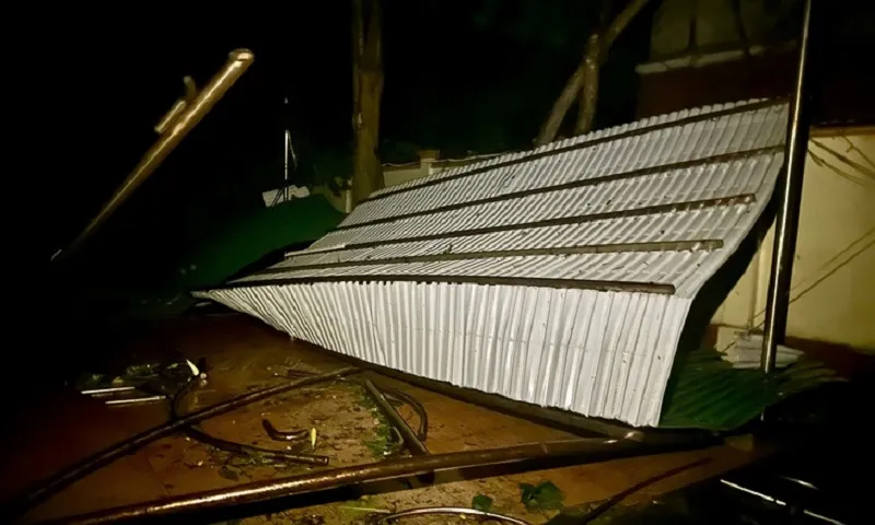 Thủ tướng yêu cầu khôi phục điện, viễn thông khẩn cấp sau bão số 5 