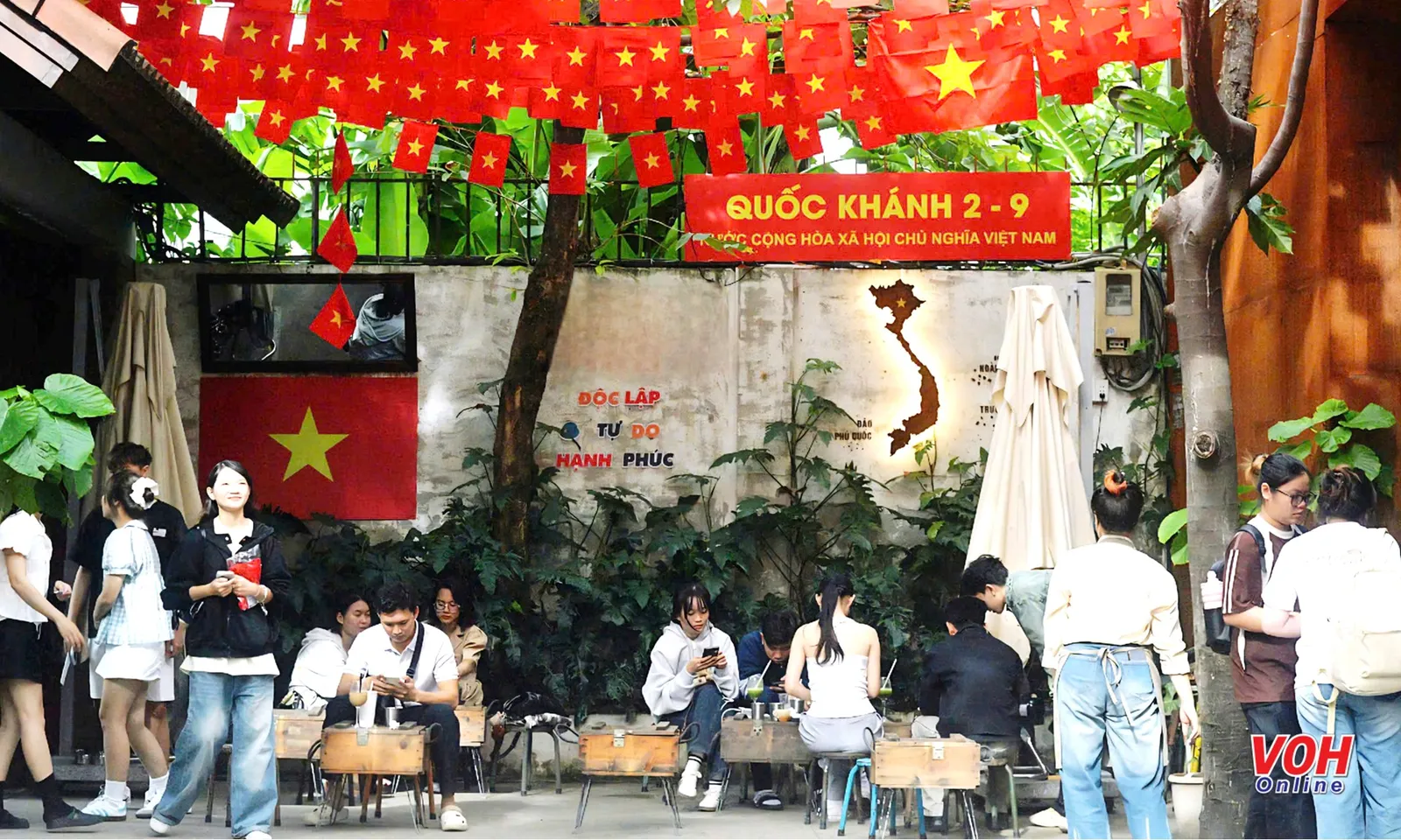 TPHCM: Trào lưu “cà phê yêu nước” thu hút giới trẻ dịp lễ Quốc khánh 2/9