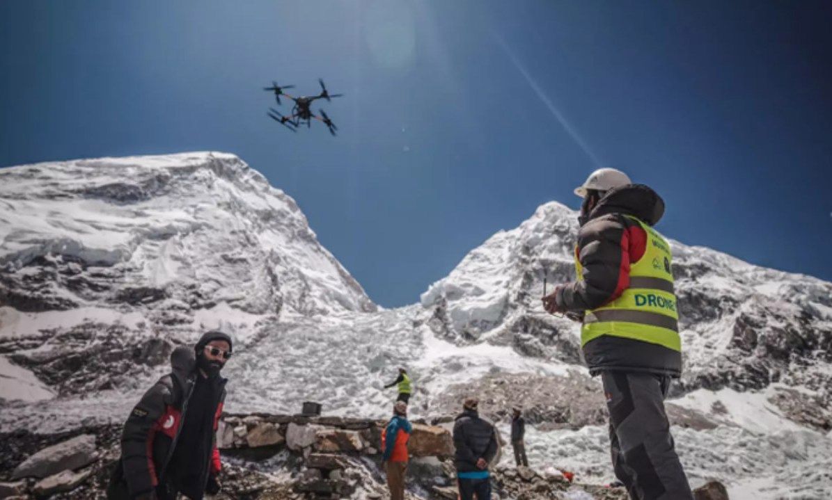 Everest thử nghiệm drone dọn rác: Giải pháp công nghệ cứu môi trường