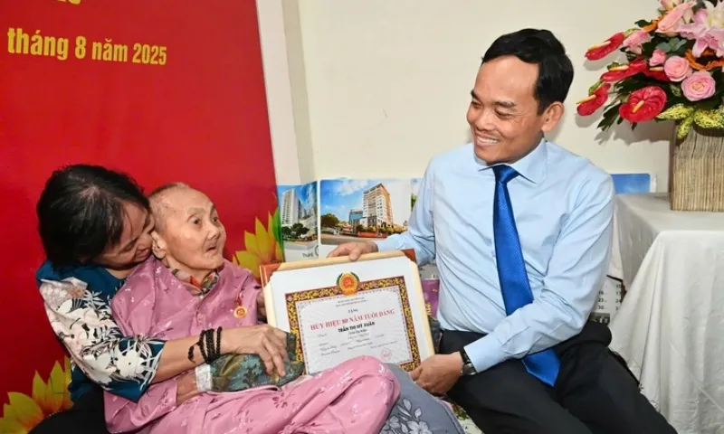 Trao Huy hiệu 80 năm tuổi Đảng cho nữ đảng viên 100 tuổi tại TP HCM