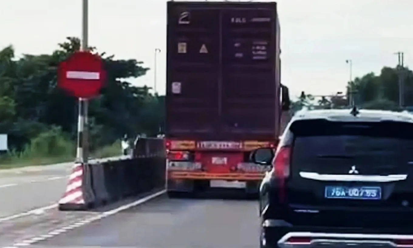 xe-dau-keo-can-tro-doan-xe-uu-tien-co-canh-sat-giao-thong-dan-duong-1-edited-1756208525855