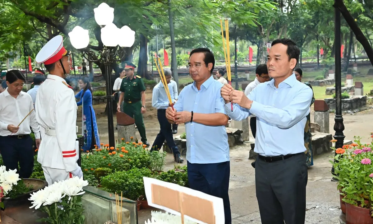Bí thư Trần Lưu Quang dâng hương tưởng nhớ các Anh hùng liệt sĩ tại Côn Đảo