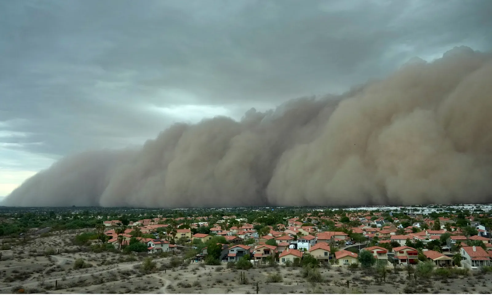 Bão bụi nhấn chìm một thành phố của Mỹ, nhiều chuyến bay bị hoãn