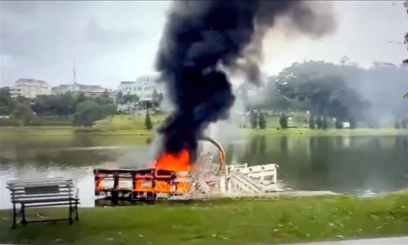 Cầu chữ Y trên hồ Xuân Hương (Đà Lạt) bốc cháy do hóa vàng mã